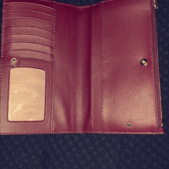 Kate Spade Continental Wristlet. - Picture 2 of 5